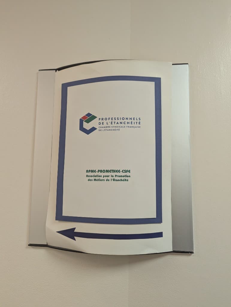Panneau d’orientation CSFE : Chambre syndicale française de l’étanchéité — professionnels de l’étanchéité BTP, filière toiture-terrasse et enveloppe (formations IA).