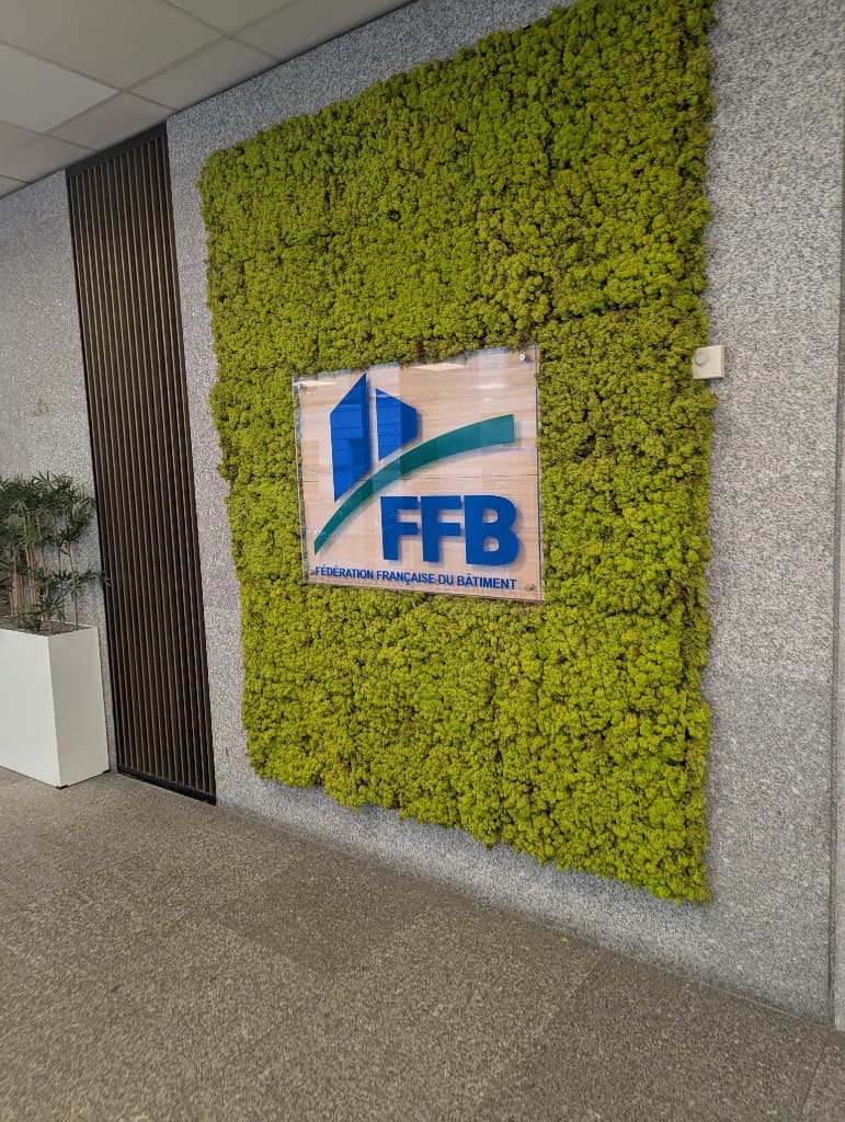 Logo FFB sur mur de mousse en accueil : Fédération Française du Bâtiment — réseau de professionnels et entreprises du bâtiment, formations IA BTP (ChatGPT, Claude AI) en Île-de-France.