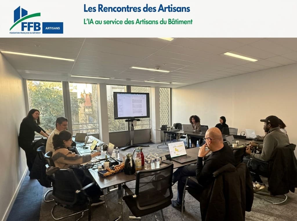 Atelier « Les Rencontres des Artisans » — L'IA au service des équipes du bâtiment : participants en salle de formation avec ordinateurs portables, sous le bandeau FFB.